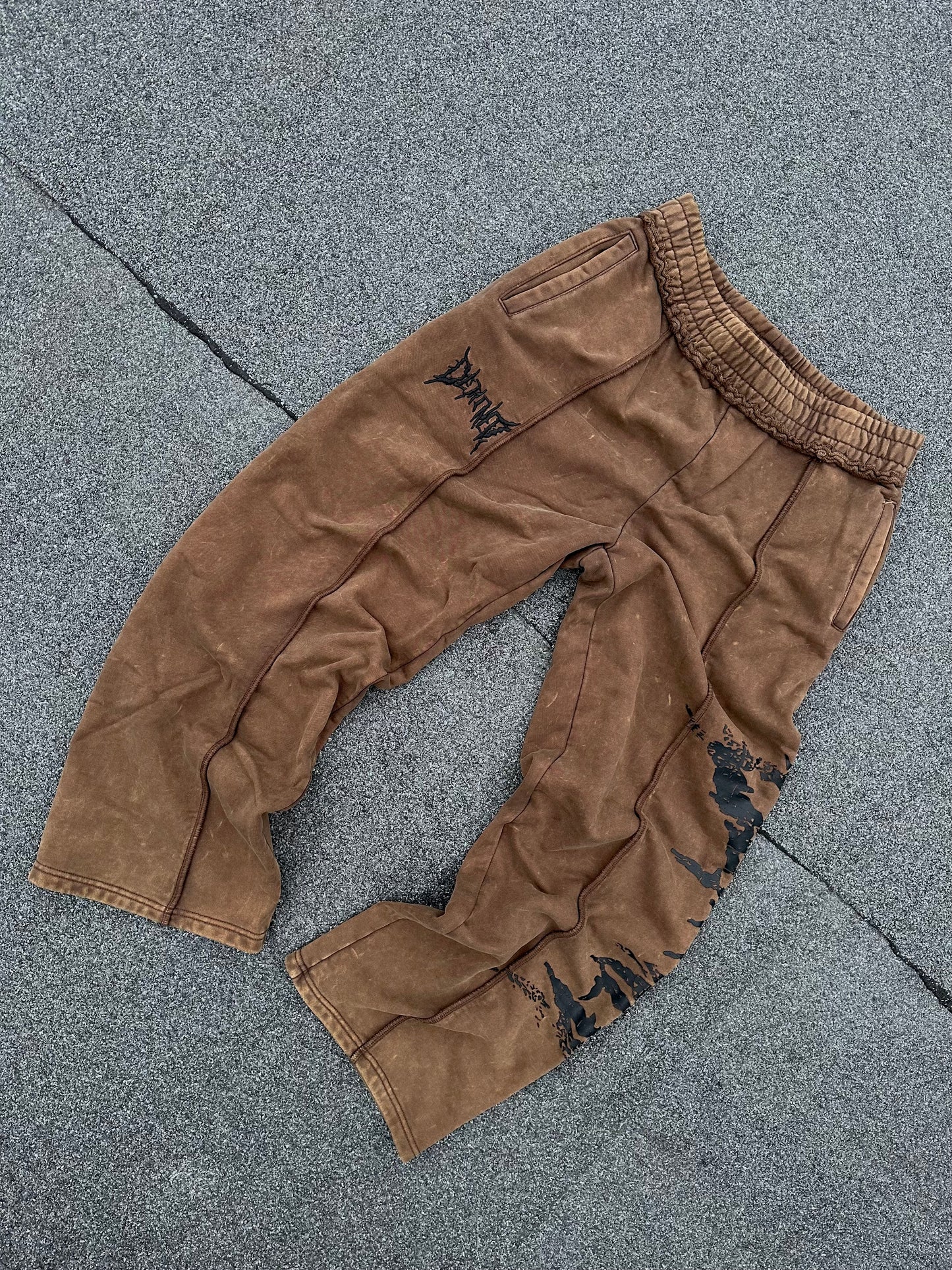 BROWN CRACKED LOGO PANTS